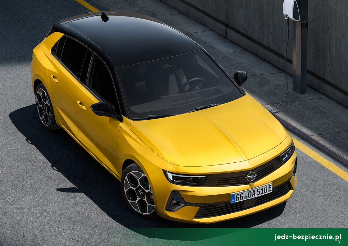 Premiera tygodnia - Opel Astra VI (L) - dwukolorowe nadwozie z przeszklonym dachem